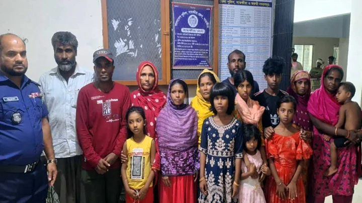 সাতক্ষীরা সীমান্তে আটক ১৫ বাংলাদেশিকে হস্তান্তর করলো বিএসএফ